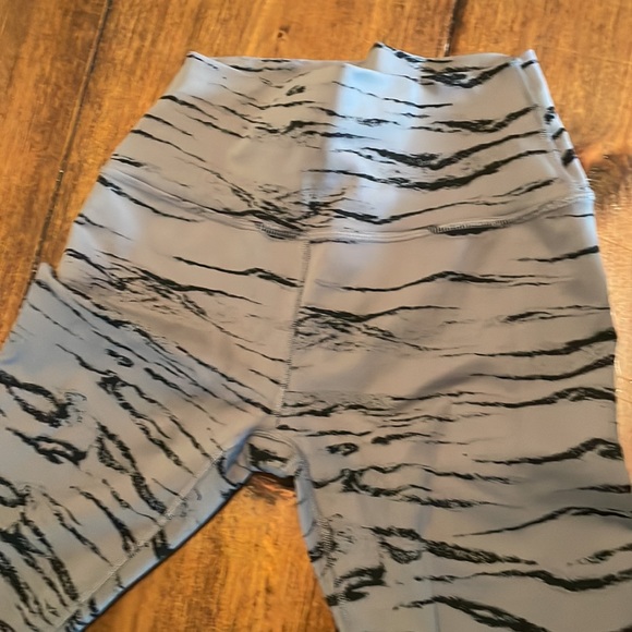 Beyond Yoga Leggings Womens M Gray Tiger Print High Waist Midi Gym Athletic Cute - Picture 8 of 8
